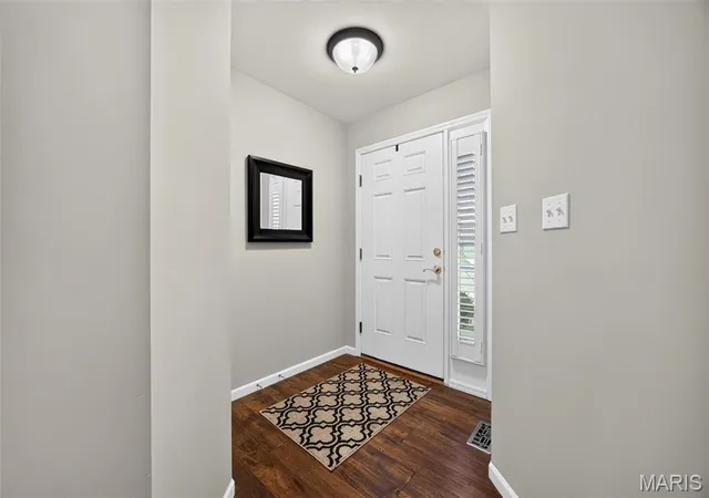 Photo 3 of Sale Pending at 30 Hunting Manor Dr, St Charles, MO 63303 | MLS# MIS26039891 | Listing updated on 2026-08-28