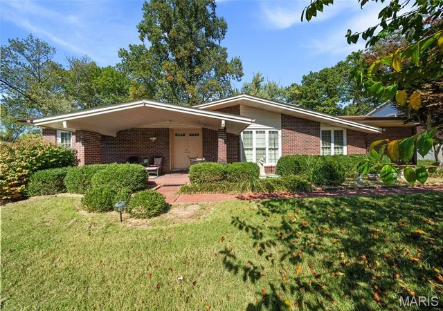 Photo 2 of Sale Pending at 3 Country Club Ct, Black Jack, MO 63033 | MLS# MIS26039896 | Listing updated on 2026-10-13