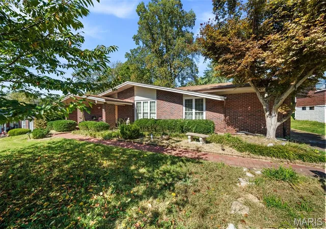 Photo 3 of Sale Pending at 3 Country Club Ct, Black Jack, MO 63033 | MLS# MIS26039896 | Listing updated on 2026-10-13