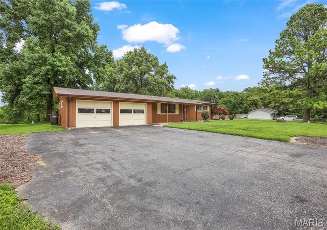 Homes for sale in Edwardsville, IL | 3411 Glennoak Dr, Edwardsville, IL 62025 | MLS# MIS26039898