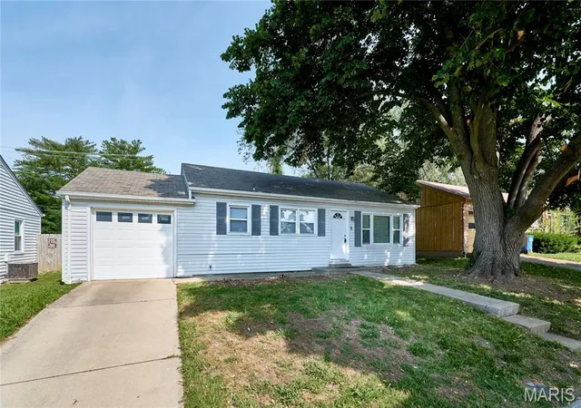 1st image of 5 Ridgeview Ct, St Charles, MO 63301 | MLS# MIS26039914