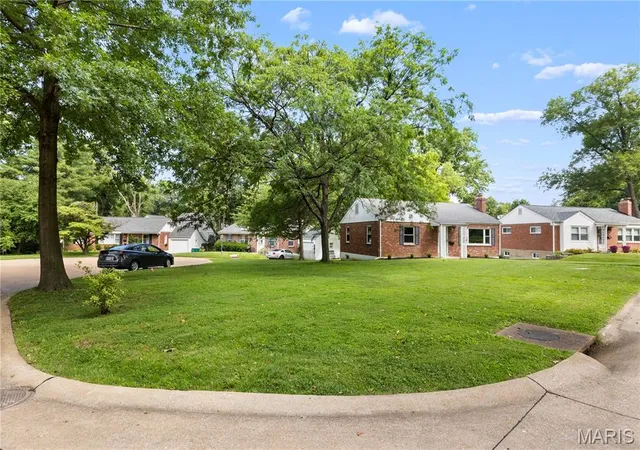 Homes for sale in Webster Groves, MO | 63 Turf Ct, Webster Groves, MO 63119 | MLS# MIS26039915