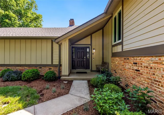 2nd image of 1858 Oxborough Ct, Chesterfield, MO 63017 | MLS# MIS26039919