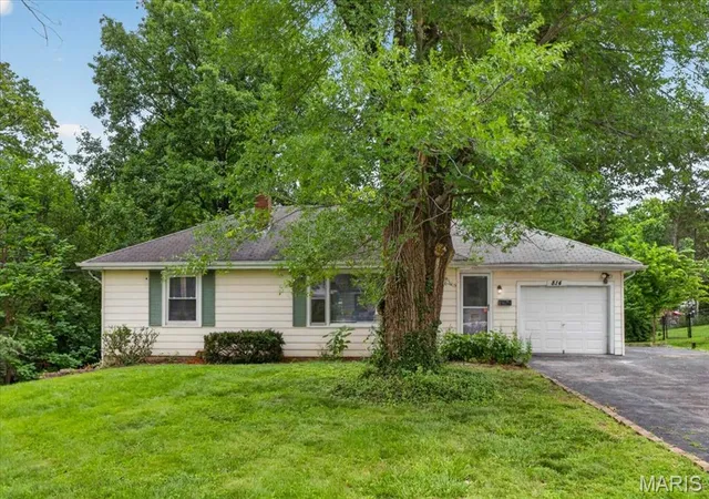 Homes for sale in Kirkwood, MO | 814 Arminda Ave, Kirkwood, MO 63122 | MLS# MIS26039941