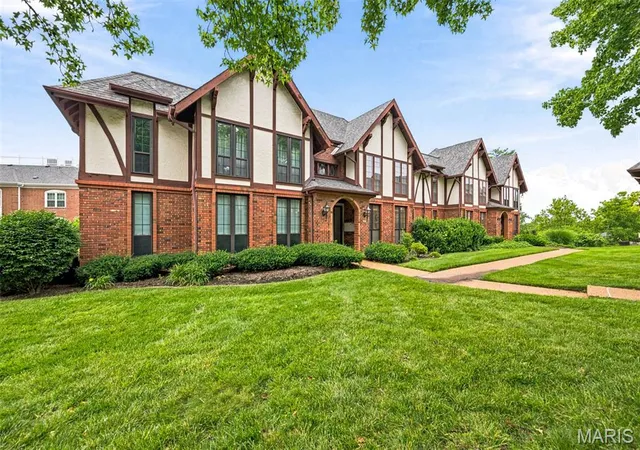 Homes for sale in Ballwin, MO | 929 Claytonbrook Dr #2, Ballwin, MO 63011 | MLS# MIS26039942
