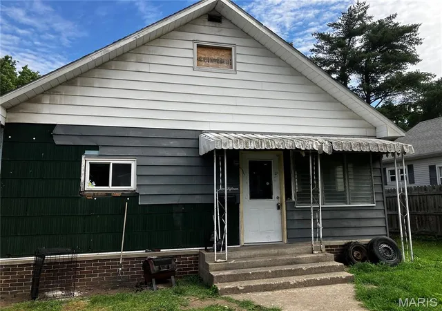 2nd image of 215 W 4th St, West Frankfort, IL 62896 | MLS# MIS26039962