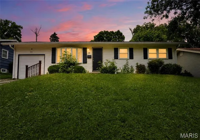Photo 2 of Sale Pending at 1027 Renshaw Dr, Saint Louis, MO 63135 | MLS# MIS26039974 | Listing updated on 2026-08-28