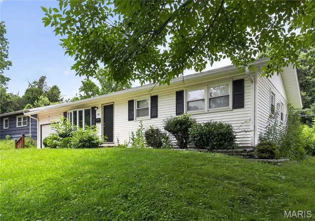 Photo 3 of Sale Pending at 1027 Renshaw Dr, Saint Louis, MO 63135 | MLS# MIS26039974 | Listing updated on 2026-08-28