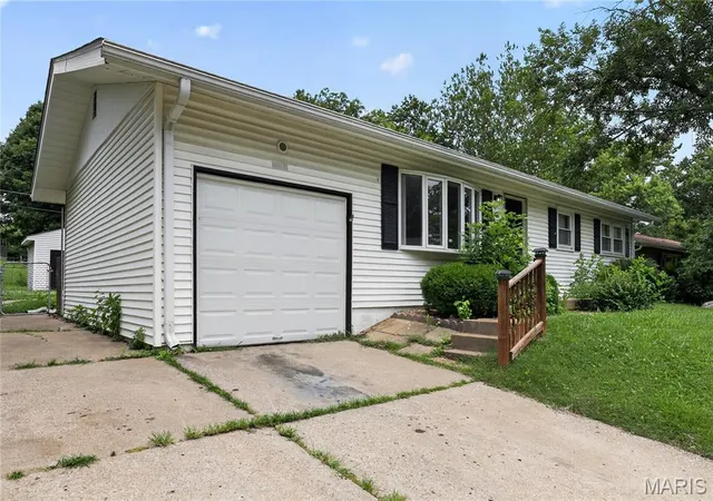 Photo 3 of Sale Pending at 1027 Renshaw Dr, Saint Louis, MO 63135 | MLS# MIS26039974 | Listing updated on 2026-08-28