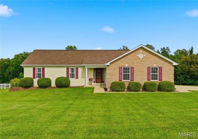 Photo 3 of Sale Pending at 140 Brandi Lynn Dr, Foristell, MO 63348 | MLS# MIS26039991 | Listing updated on 2026-09-12