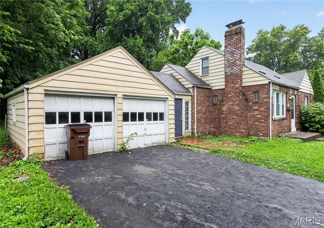 Photo 3 of Single family home for sale at 212 Thoroughman Ave, Saint Louis, MO 63135 | MLS# MIS26039998 | Listing updated on 2026-08-27
