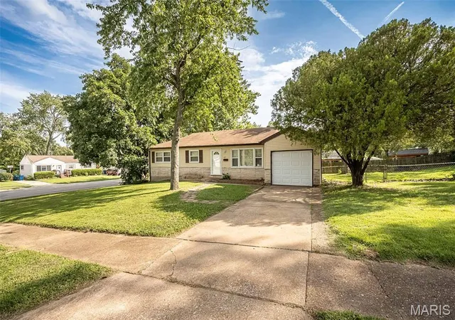 Photo 1 of Single family home for sale at 1115 Forestwood Dr, Saint Louis, MO 63135 | MLS# MIS26040008 | Listing updated on 2026-10-02
