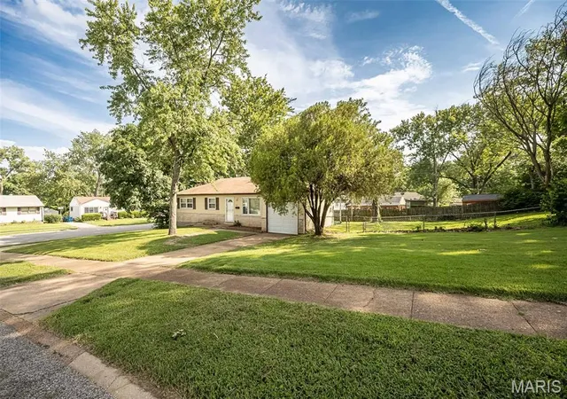 Photo 2 of Single family home for sale at 1115 Forestwood Dr, Saint Louis, MO 63135 | MLS# MIS26040008 | Listing updated on 2026-10-02