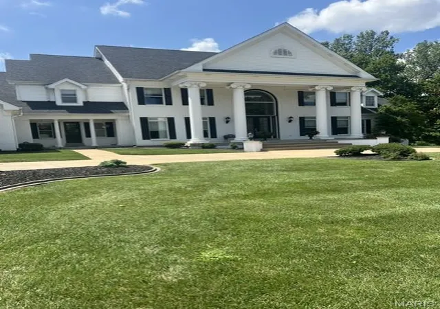 Photo 3 of Sale Pending at 12874 Thornhill Ct, Saint Louis, MO 63131 | MLS# MIS26040013 | Listing updated on 2026-08-04