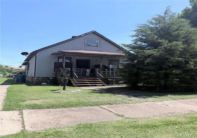 Homes for sale in Granite City, IL | 2124 Lee Ave, Granite City, IL 62040 | MLS# MIS26040036