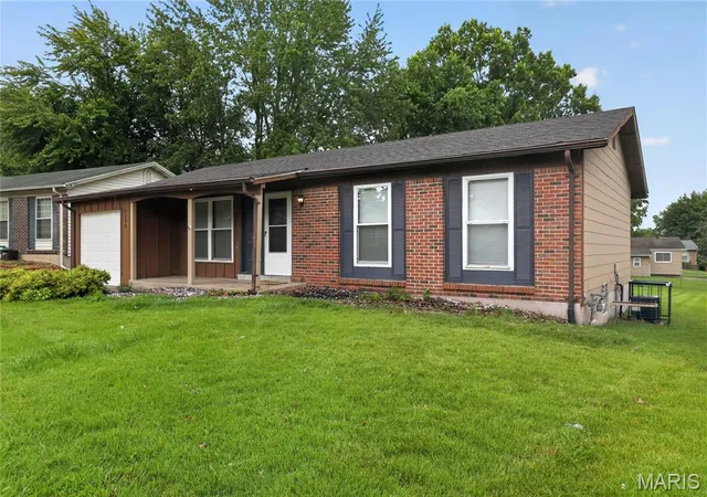 3rd image of 6220 Pennyrich Ct, Florissant, MO 63033 | MLS# MIS26040038