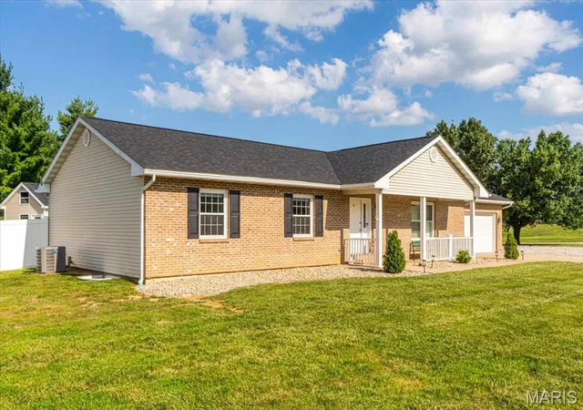Homes for sale in Valmeyer, IL | 100 N Cedar Bluff Dr, Valmeyer, IL 62295 | MLS# MIS26040039