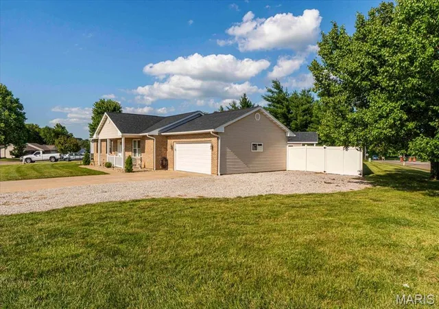 Homes for sale in Valmeyer, IL | 100 N Cedar Bluff Dr, Valmeyer, IL 62295 | MLS# MIS26040039