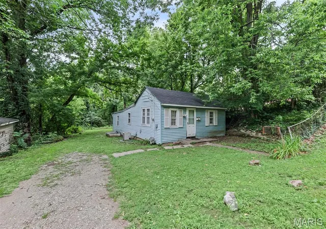 Homes for sale in Alton, IL | 3112 Trumbull Ave, Alton, IL 62002 | MLS# MIS26040048