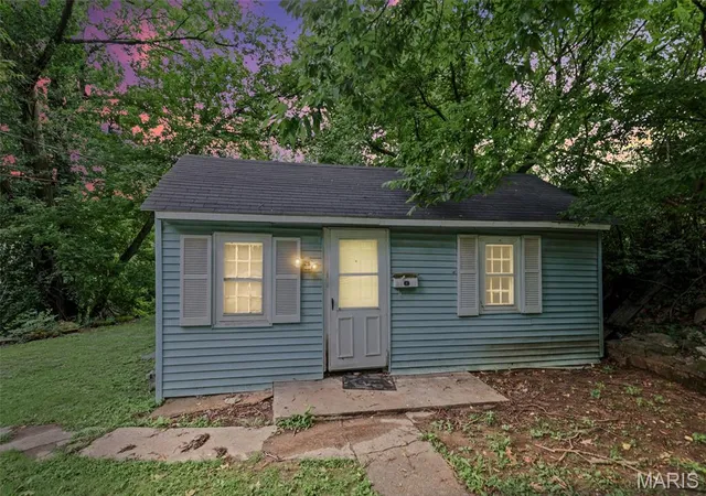 Homes for sale in Alton, IL | 3112 Trumbull Ave, Alton, IL 62002 | MLS# MIS26040048