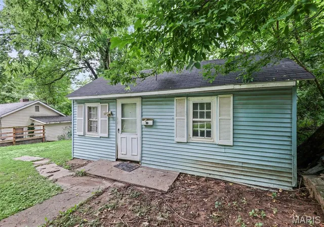 Homes for sale in Alton, IL | 3112 Trumbull Ave, Alton, IL 62002 | MLS# MIS26040048