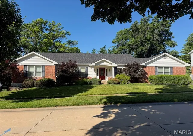Photo 1 of Sale Pending at 14238 Kinderhook Dr, Chesterfield, MO 63017 | MLS# MIS26040061 | Listing updated on 2026-08-31