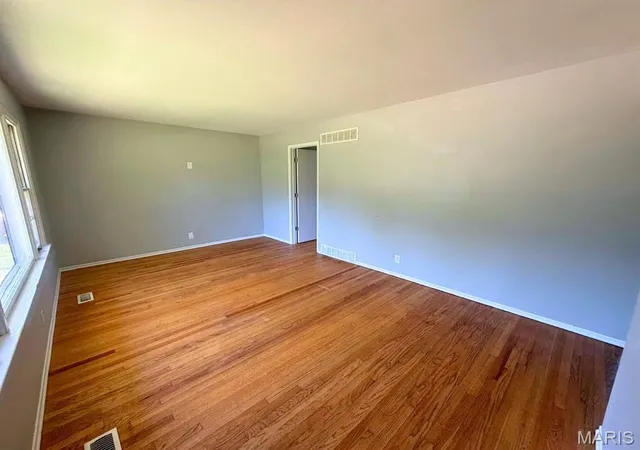 4th image of 170 Ruth Dr, Florissant, MO 63031 | MLS# MIS26040065