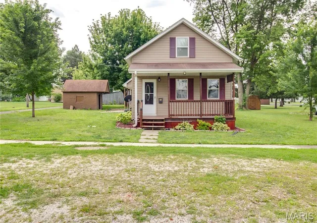 1st image of 821 Locust St, Carrollton, IL 62016 | MLS# MIS26040073