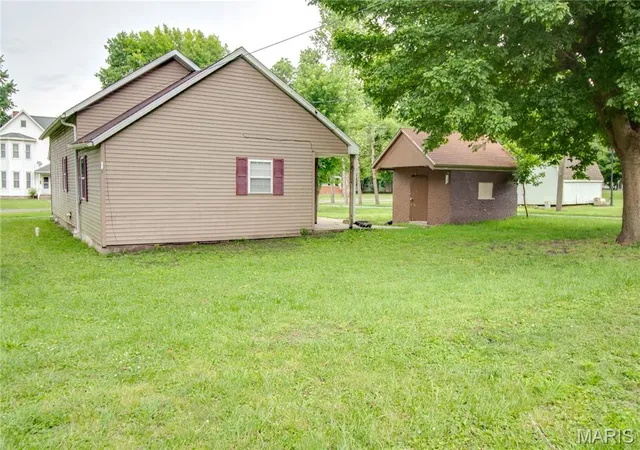 17th image of 821 Locust St, Carrollton, IL 62016 | MLS# MIS26040073