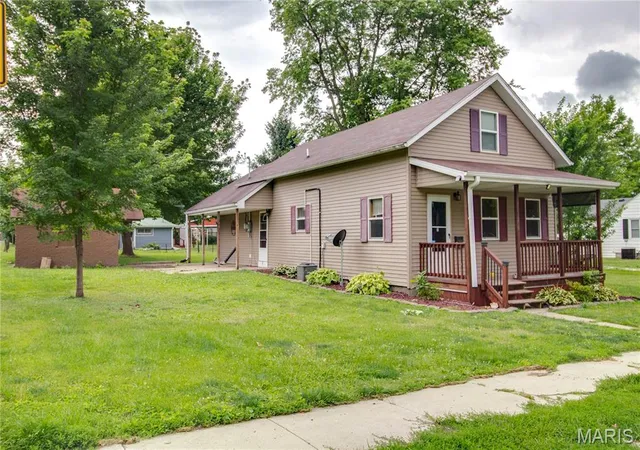 Photo 2 of Single family home for sale at 821 Locust St, Carrollton, IL 62016 | MLS# MIS26040073 | Listing updated on 2026-09-13