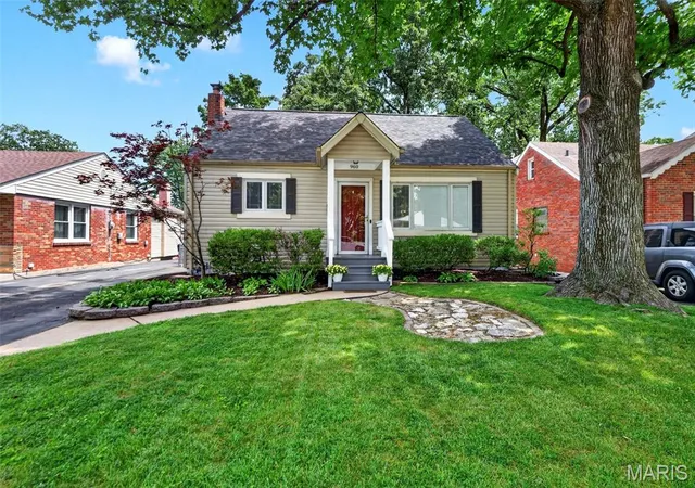 Photo 1 of Sale Pending at 960 Briarton Dr, Saint Louis, MO 63126 | MLS# MIS26040081 | Listing updated on 2026-07-27