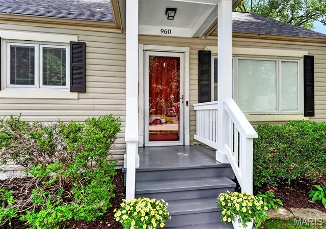 Photo 2 of Sale Pending at 960 Briarton Dr, Saint Louis, MO 63126 | MLS# MIS26040081 | Listing updated on 2026-07-27