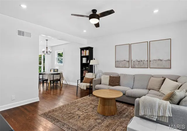 Photo 3 of Sale Pending at 960 Briarton Dr, Saint Louis, MO 63126 | MLS# MIS26040081 | Listing updated on 2026-07-27