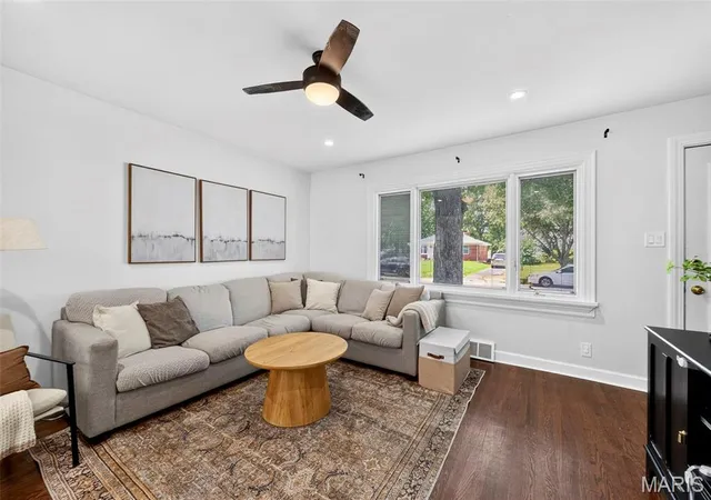 Photo 3 of Sale Pending at 960 Briarton Dr, Saint Louis, MO 63126 | MLS# MIS26040081 | Listing updated on 2026-07-27