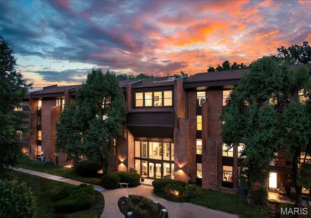 Homes for sale in Creve Coeur, MO | 550 Coeur De Royale Dr #206, Creve Coeur, MO 63141 | MLS# MIS26040102