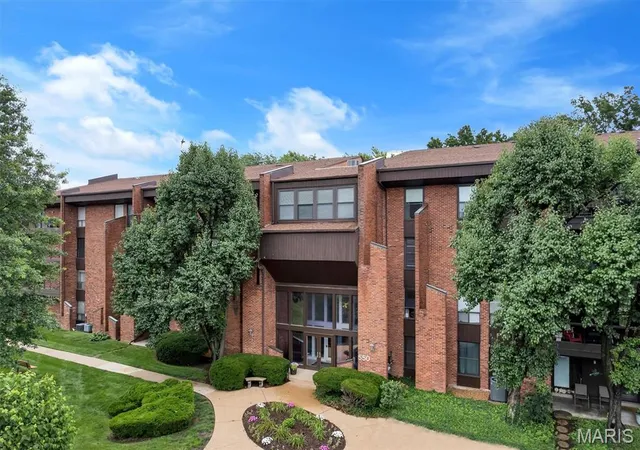 Homes for sale in Creve Coeur, MO | 550 Coeur De Royale Dr #206, Creve Coeur, MO 63141 | MLS# MIS26040102