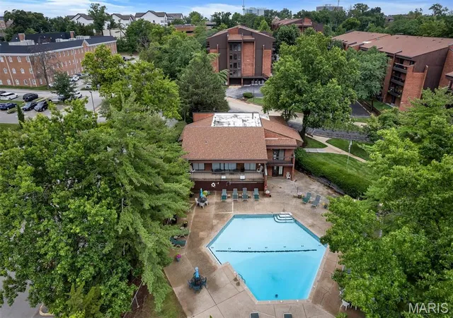 Homes for sale in Creve Coeur, MO | 550 Coeur De Royale Dr #206, Creve Coeur, MO 63141 | MLS# MIS26040102
