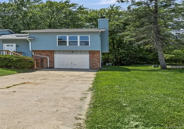 Homes for sale in Belleville, IL | 533 Vicksburg Dr, Belleville, IL 62221 | MLS# MIS26040107
