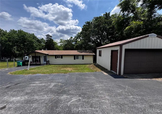 Homes for sale in De Soto, MO | 14280 W Sunrise Lake Dr, De Soto, MO 63020 | MLS# MIS26040132