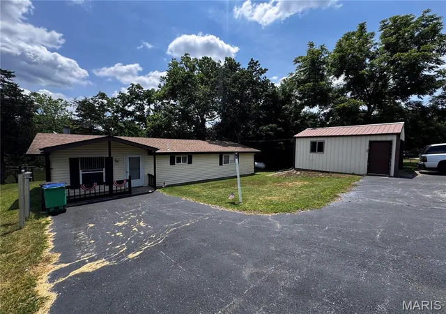 Homes for sale in De Soto, MO | 14280 W Sunrise Lake Dr, De Soto, MO 63020 | MLS# MIS26040132