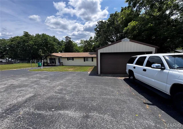 Homes for sale in De Soto, MO | 14280 W Sunrise Lake Dr, De Soto, MO 63020 | MLS# MIS26040132