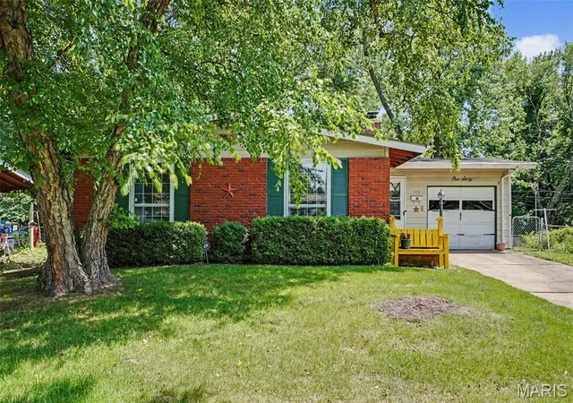 Homes for sale in Florissant, MO | 160 Humes Ln, Florissant, MO 63031 | MLS# MIS26040149