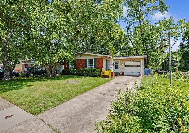 Homes for sale in Florissant, MO | 160 Humes Ln, Florissant, MO 63031 | MLS# MIS26040149