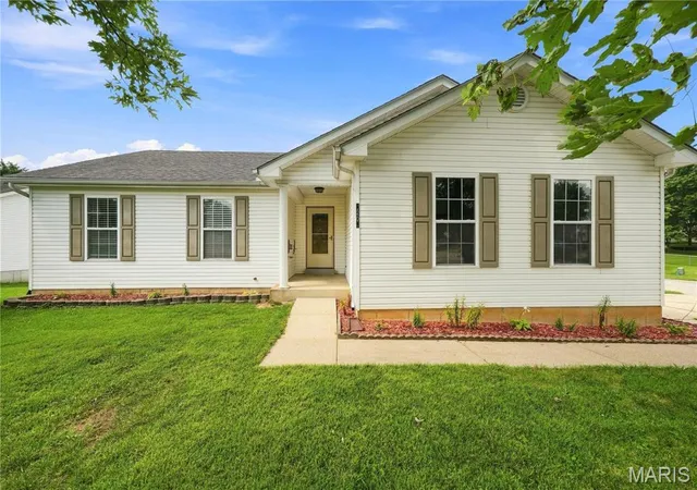 Photo 1 of Sale Pending at 4208 Nw Point Dr, House Springs, MO 63051 | MLS# MIS26040188 | Listing updated on 2026-08-14