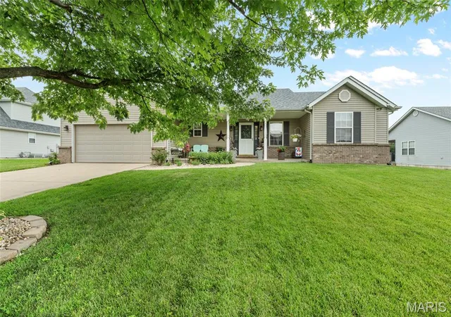 Homes for sale in Troy, IL | 510 Creekside Dr, Troy, IL 62294 | MLS# MIS26040192