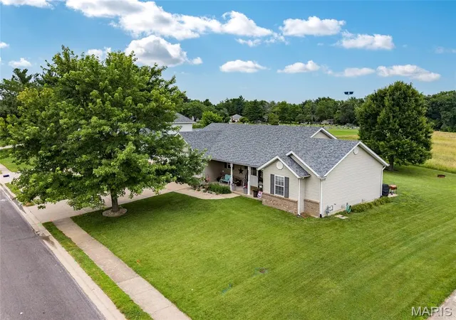 Homes for sale in Troy, IL | 510 Creekside Dr, Troy, IL 62294 | MLS# MIS26040192