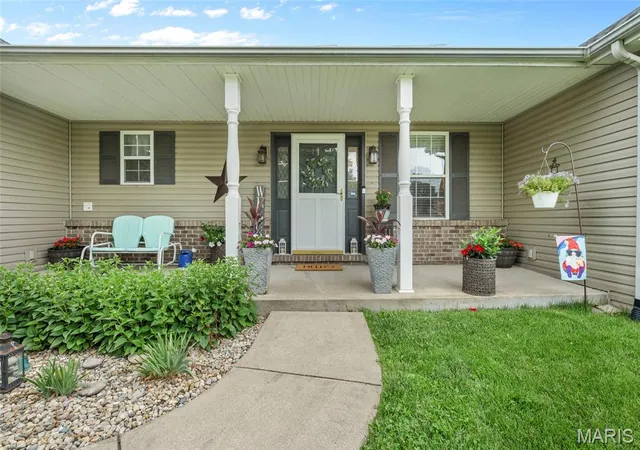 Homes for sale in Troy, IL | 510 Creekside Dr, Troy, IL 62294 | MLS# MIS26040192