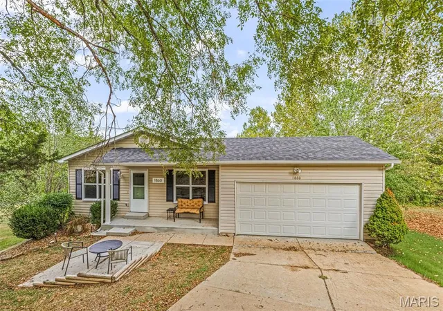 Photo 1 of Single family home for sale at 1860 Deer Creek Dr, De Soto, MO 63020 | MLS# MIS26040234 | Listing updated on 2026-10-08