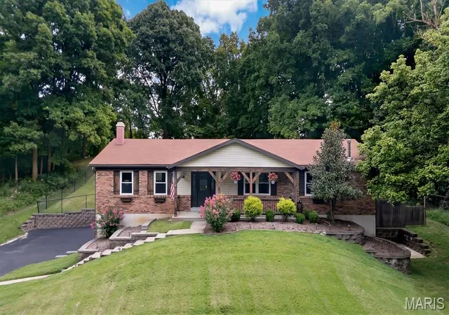 Photo 2 of Sale Pending at 3837 Fleur Du Bois Dr, Florissant, MO 63034 | MLS# MIS26040239 | Listing updated on 2026-08-23