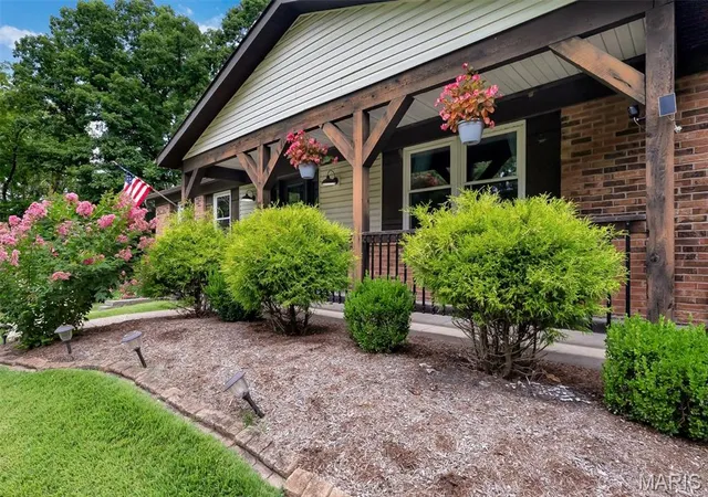 Photo 3 of Sale Pending at 3837 Fleur Du Bois Dr, Florissant, MO 63034 | MLS# MIS26040239 | Listing updated on 2026-08-23